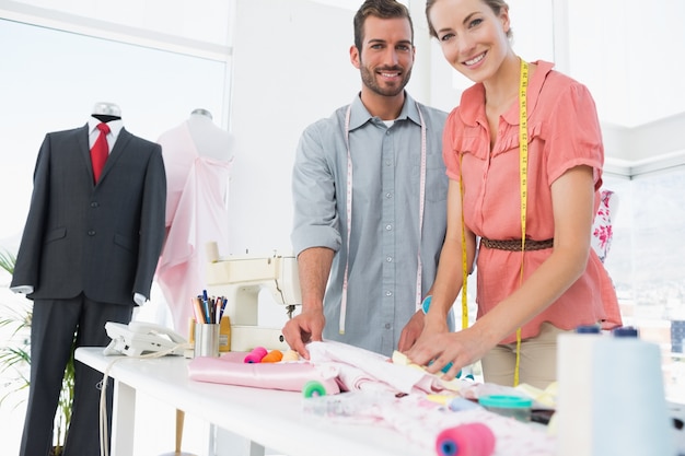 Diseñadores de moda en el trabajo en el estudio brillante