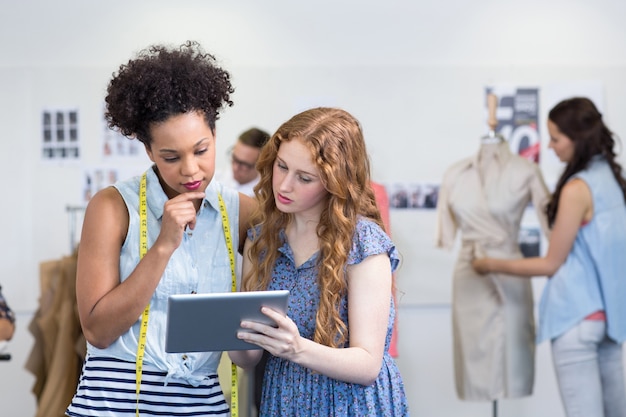 Diseñadores de moda usando tableta digital