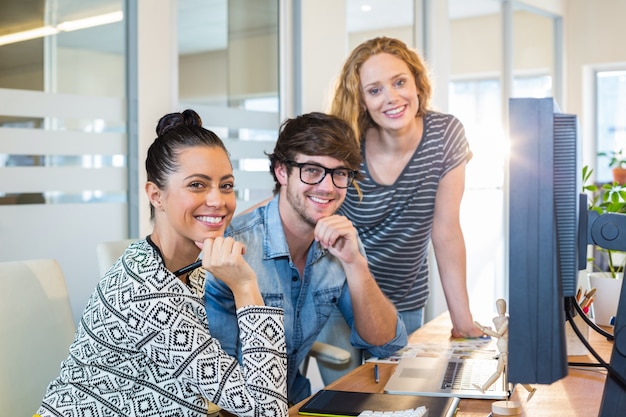 Diseñadores profesionales que trabajan en la computadora