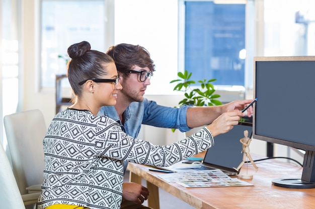 Diseñadores profesionales trabajando en fotos