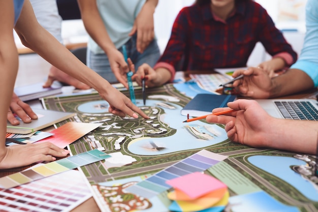 Foto diseñadores que trabajan juntos en el diseño del paisaje.