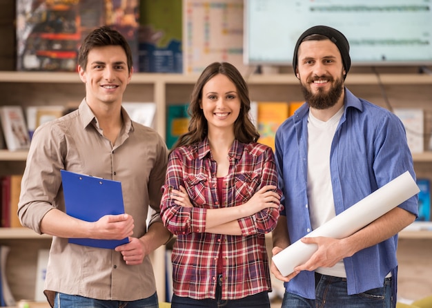 Diseñadores talentosos trabajando juntos en proyectos.