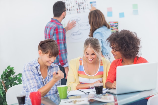 Foto los diseñadores tienen una lluvia de ideas juntos