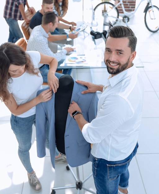 Diseñadores trabajando en nuevos modelos de moda masculina.