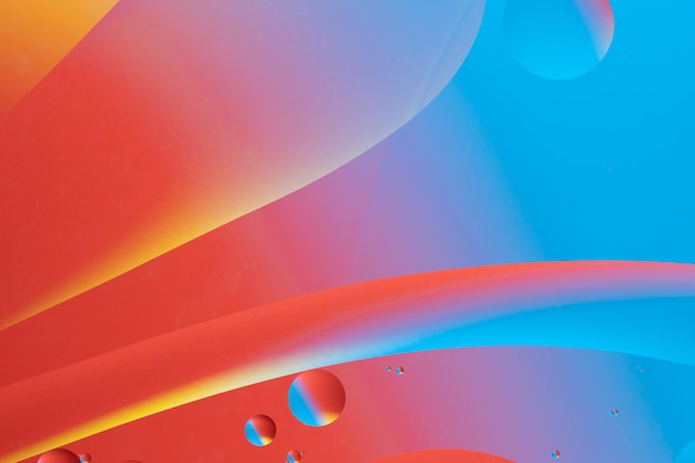 Diseño abstracto rojo y azul con líneas suaves y colores de gradiente