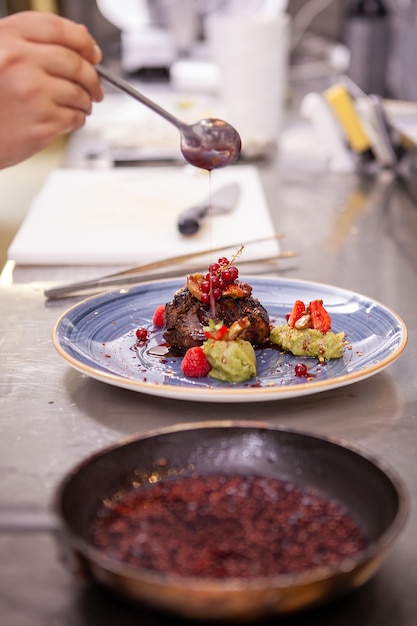 Foto diseño de alta cocina realizado por chef en la cocina de su restaurante