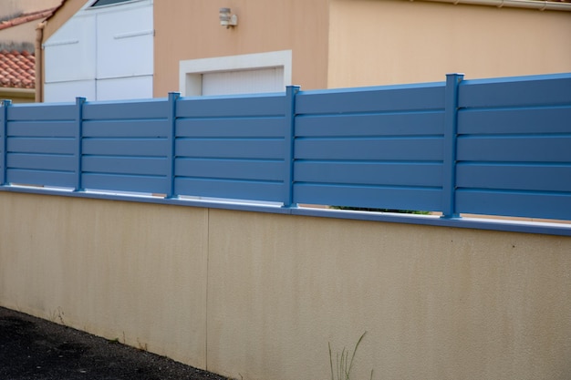 diseño azul de aluminio barrera moderna alrededor de la casa gris proteger el acceso al jardín del hogar