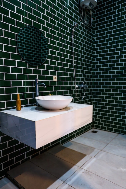 Diseño de baño minimalista con un patrón de ladrillo negro con piso blanco