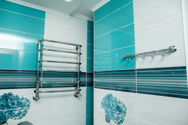 Diseño de baño moderno en azul.