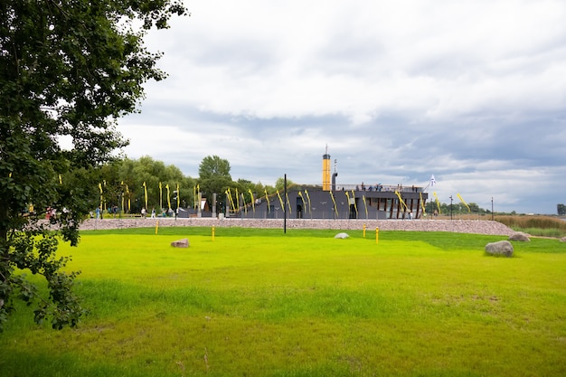 Diseño del barco y gran césped verde en el Parque Histórico Militar vista desde lejos