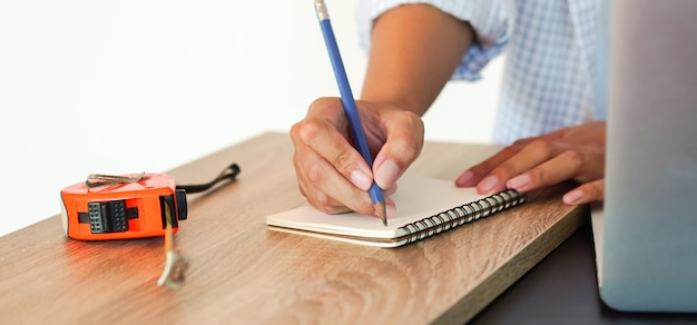 Diseño de boceto de mujer ingeniera en cuaderno de página con medición en casa