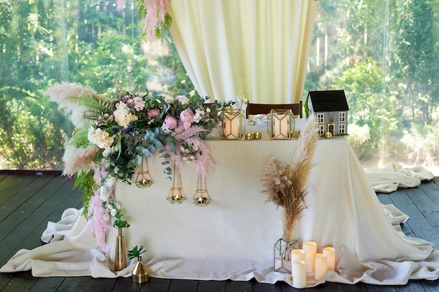 Diseño de boda con flores silvestres y pampas Estilo boho La mesa de los noviosFlorística