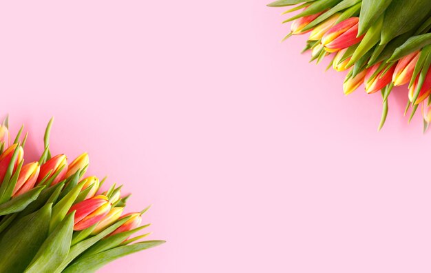 Diseño de borde floral de ramo de tulipanes encantadores para vacaciones de primavera tarjeta de felicitación del día de la madre