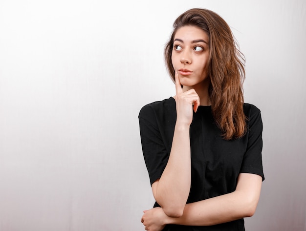 Diseño de camiseta, concepto de gente feliz - mujer sonriente en camiseta negra