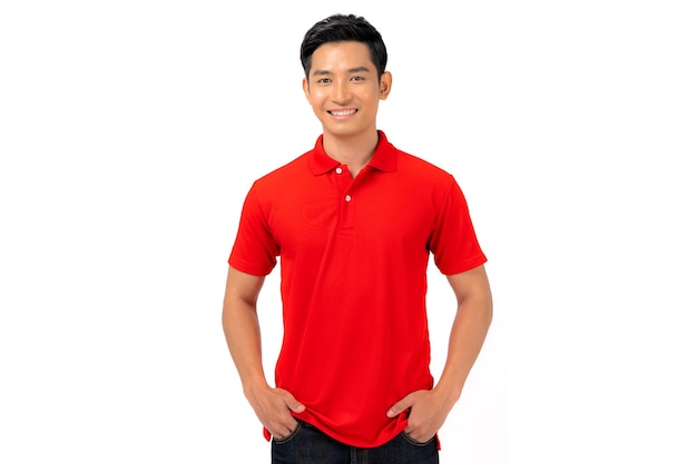 Diseño de camiseta, hombre joven con camisa roja aislado en blanco