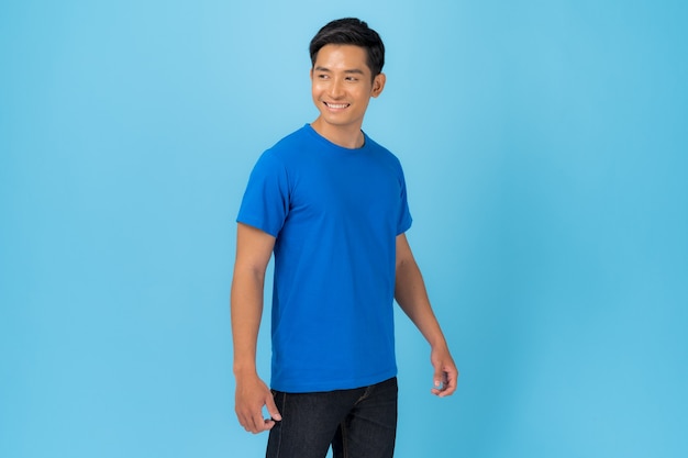 Diseño de camiseta, hombre joven en camiseta azul aislado en azul