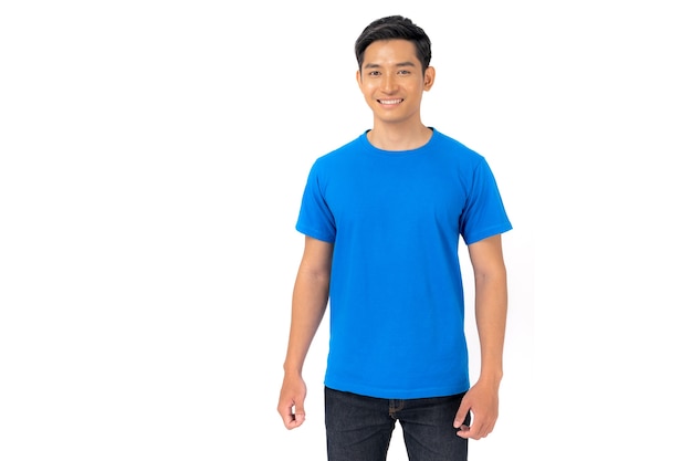 Diseño de camiseta, hombre joven con camiseta azul aislado sobre fondo blanco.