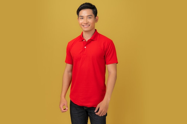 Diseño de camiseta, joven con camisa roja aislada en naranja