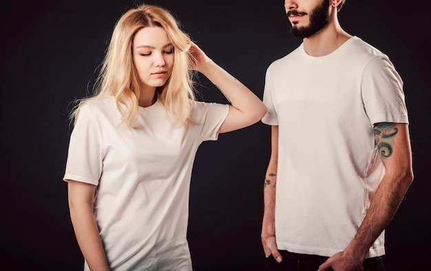 Diseño de camiseta, mujer joven y hombre con camisa blanca en blanco