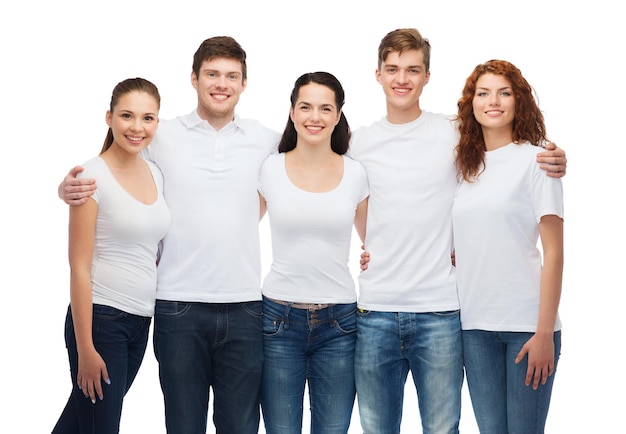 diseño de camisetas y concepto de personas - grupo de adolescentes sonrientes con camisetas blancas en blanco