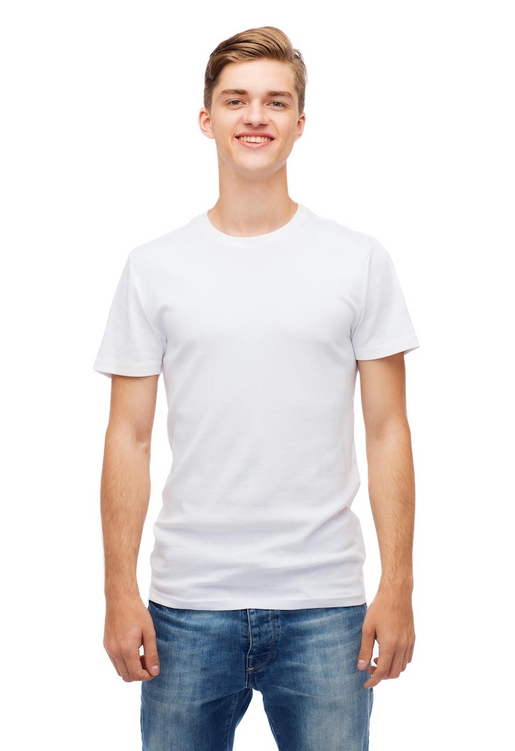 Foto diseño de camisetas y concepto de personas - joven sonriente con camiseta blanca en blanco