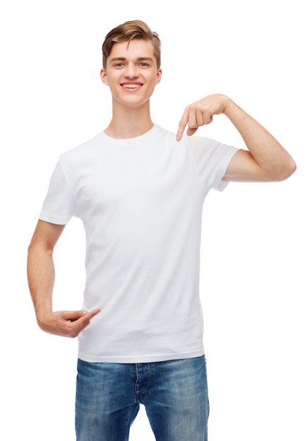 diseño de camisetas, gestos y concepto de personas - joven sonriente con una camiseta blanca en blanco apuntándose a sí mismo