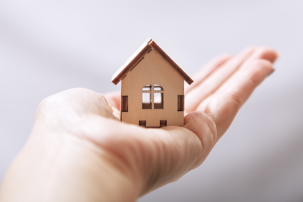 Diseño de casas de madera en miniatura en la palma, concepto de negocio en bienes raíces y bienes raíces