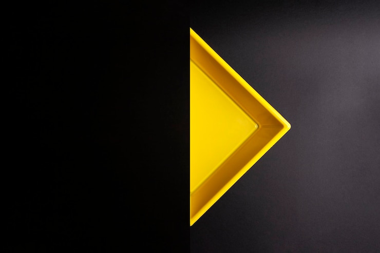 Foto diseño de color amarillo limpio y minimalista con fondo negro.