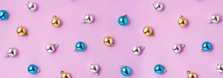 Foto diseño creativo de decoración de bolas de navidad en fondo rosa concepto minimalista de navidad