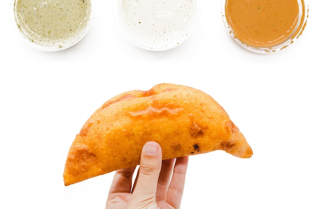 Diseño creativo de empanada sobre un fondo blanco.