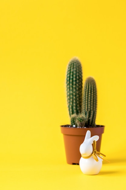 Diseño creativo de fondo de pascua. Cactus Con Y Conejo