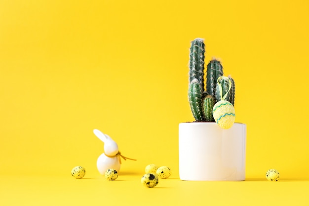 Diseño creativo de fondo de pascua. Cactus con huevos de colores