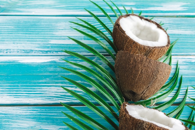 Foto diseño creativo hecho de cocos y hojas tropicales. comida