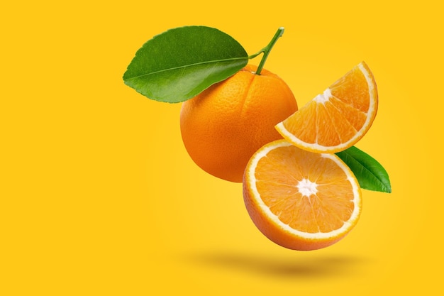 Diseño creativo hecho de fruta naranja fresca sobre un fondo naranja pastel Concepto mínimo de fruta y espacio de copia