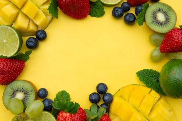 Foto diseño creativo hecho de frutas de verano, marco.