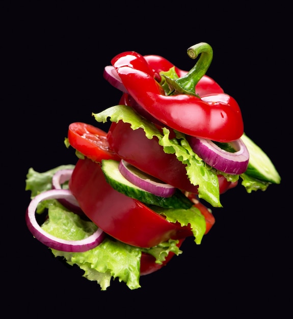 Diseño creativo hecho de hojas de pimiento, pepino y ensalada.Concepto de comida.