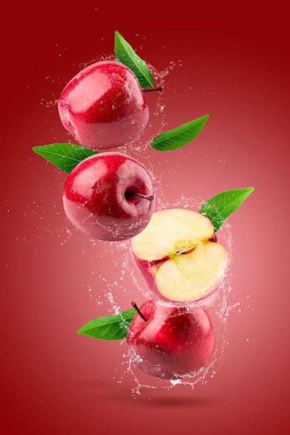 Diseño creativo hecho de manzana roja fresca y salpicaduras de agua en el fondo rojo