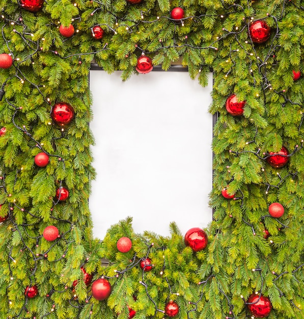 Foto diseño creativo hecho de ramas de árboles de navidad con nota de tarjeta de papel blanco, endecha plana