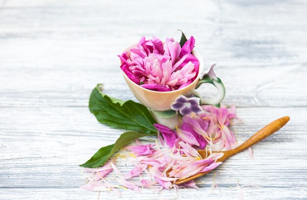 Diseño creativo hecho de una taza de té con flores rosas