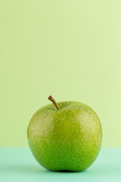 Diseño creativo de manzanas verdes.