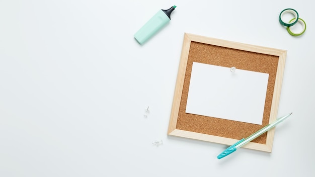Diseño creativo de maqueta plana del espacio de trabajo Composición de vista superior con papel blanco de tablero de corcho