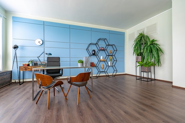 Diseño creativo moderno y moderno de una oficina de estudio personal con una zona de estar en el estilo del minimalismo en colores azul y beige