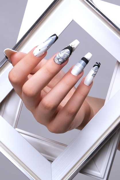 Foto diseño degradado creativo de uñas en manos femeninas manicura artística foto tomada en estudio