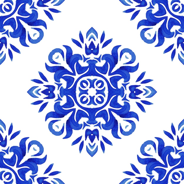 Diseño dibujado a mano de damasco azul acuarela. Patrón sin costuras, adorno de mosaico. Fondo de filigrana abstracta de estilo persa. Estilización de elemento de mosaico decorativo portugués azulejo azul