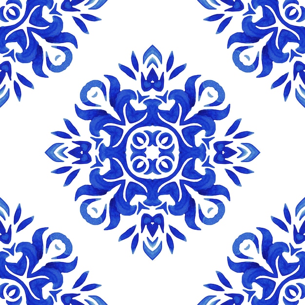 Diseño dibujado a mano de damasco azul acuarela. Patrón sin costuras, adorno de mosaico. Fondo de filigrana abstracta de estilo persa. Estilización de elemento de mosaico decorativo portugués azulejo azul