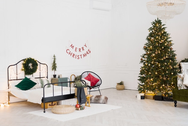 Diseño de dormitorio elegante con decoración navideña en estilo escandinavo o vintage con un árbol de Navidad