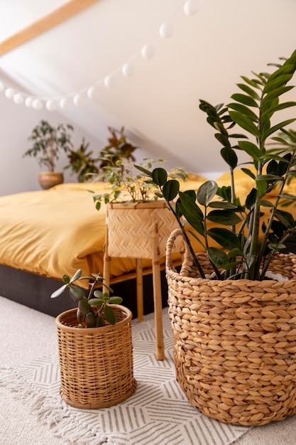 Diseño de dormitorio con plantas verdes.