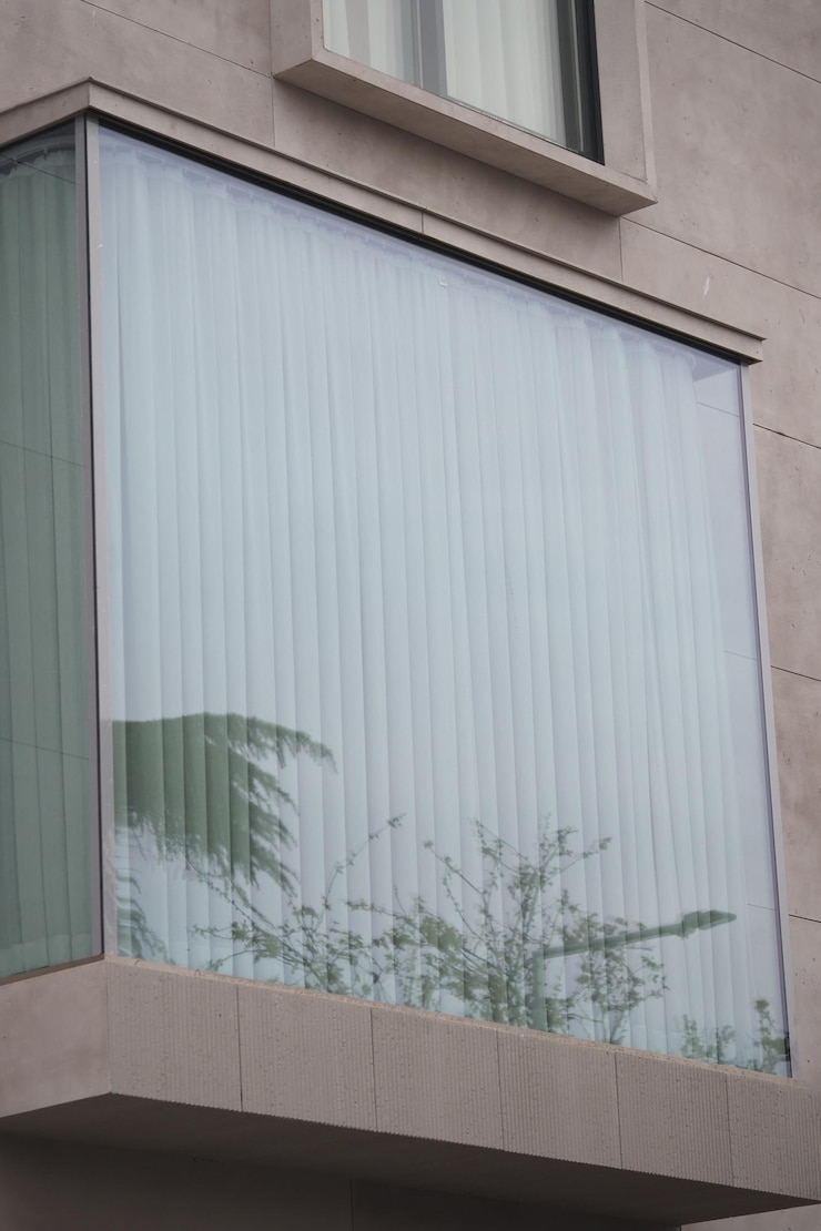 Foto diseño de edificio moderno con una gran ventana de vidrio que muestra la naturaleza