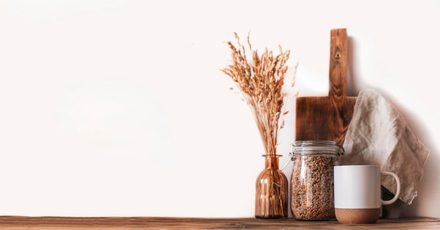 Diseño de escena de otoño. una taza de café, tablas de cortar de madera y flores secas a la luz del sol.