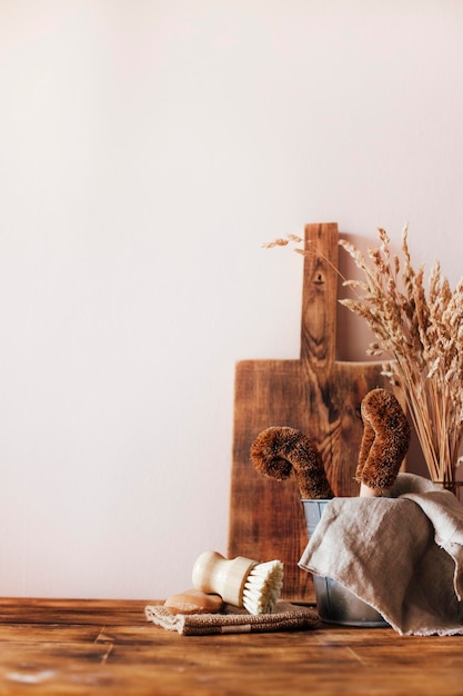 Diseño de escena de otoño. una taza de café, tablas de cortar de madera y flores secas a la luz del sol.